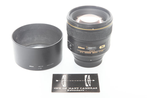 Nikon 85mm f1.4 G AF-S Nikkor with hood HB-55