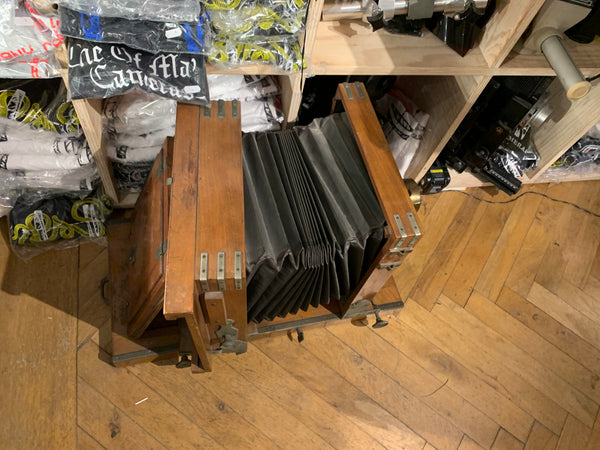 Wood/Brass Tailboard Camera 18x24cm/full plate w. plate holder and tripod
