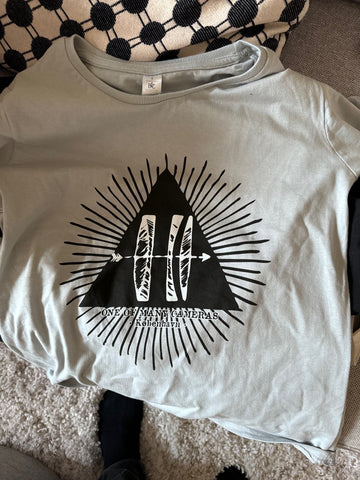 #026 Illuminati – light grey t-shirt with black and white print