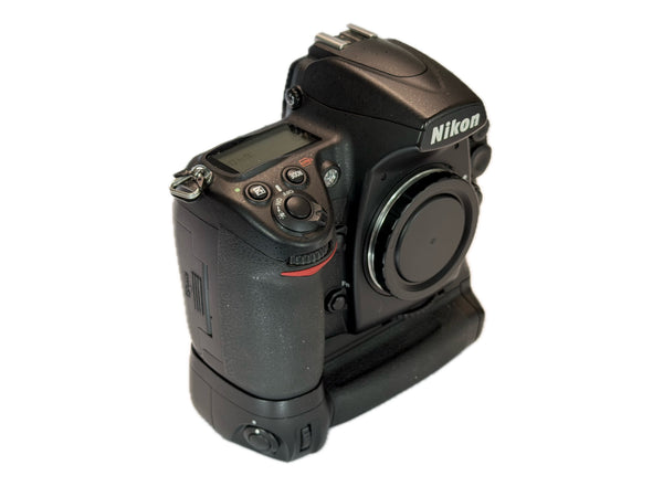 Nikon D700 with MB-D10