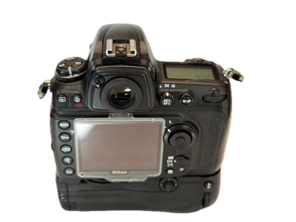 Nikon D700 with MB-D10