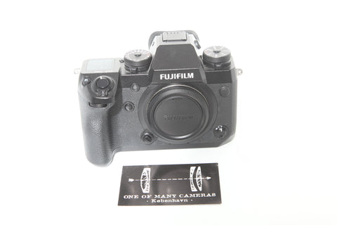 Fujifilm X-H1 with EF-X8 flash and box