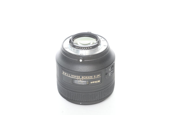 Nikon 85mm f1.8 G AF-S Nikkor with hood HB-62